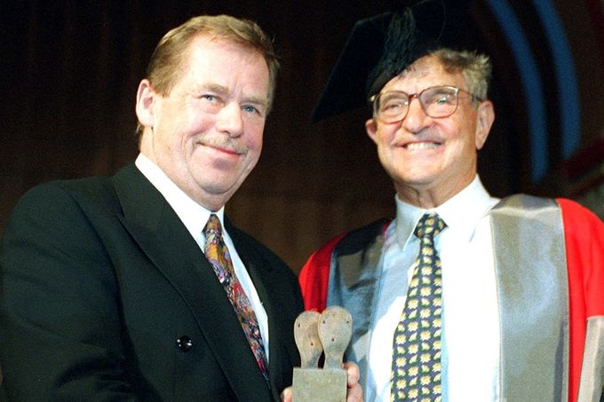 Prezident Václav Havel (vlevo) a George Soros, zakladatel Central European University, se usmívají po ocenění Havla Cenou otevřené společnosti, Budapešť, 24. června 1999.