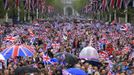 Spectators walk The Mall towards Buckingham Palace following a thanksgiving service to mark the Diamond Jubilee at St Paul's Cathedral in central London June 5, 2012. Four days of nationwide celebrations during which millions of people have turned out to mark the Queen's Diamond Jubilee conclude on Tuesday with a church service and carriage procession through central London. REUTERS/Cathal McNaughton (BRITAIN - Tags: ROYALS ENTERTAINMENT SOCIETY ANNIVERSARY) Published: Čer. 5, 2012, 3:10 odp.