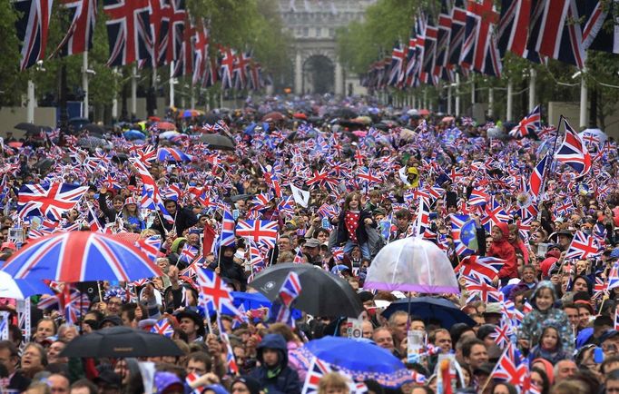 Spectators walk The Mall towards Buckingham Palace following a thanksgiving service to mark the Diamond Jubilee at St Paul's Cathedral in central London June 5, 2012. Four days of nationwide celebrations during which millions of people have turned out to mark the Queen's Diamond Jubilee conclude on Tuesday with a church service and carriage procession through central London. REUTERS/Cathal McNaughton (BRITAIN - Tags: ROYALS ENTERTAINMENT SOCIETY ANNIVERSARY) Published: Čer. 5, 2012, 3:10 odp.