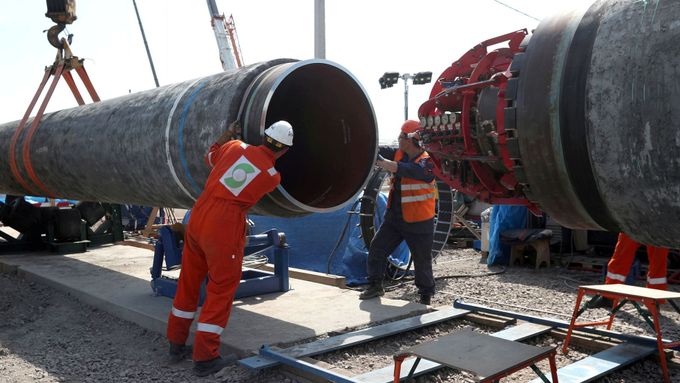 Foto ze stavby plynovodu Nord Stream 2 u města Kingisepp v Rusku.