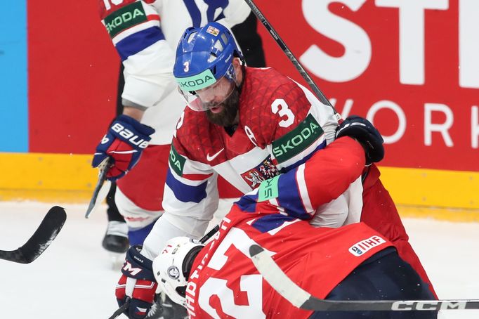 Radko Gudas a Andreas Martinsen v zápase MS 2024 Česko - Norsko