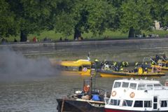 Turisté museli kvůli požáru na lodi naskákat do Temže