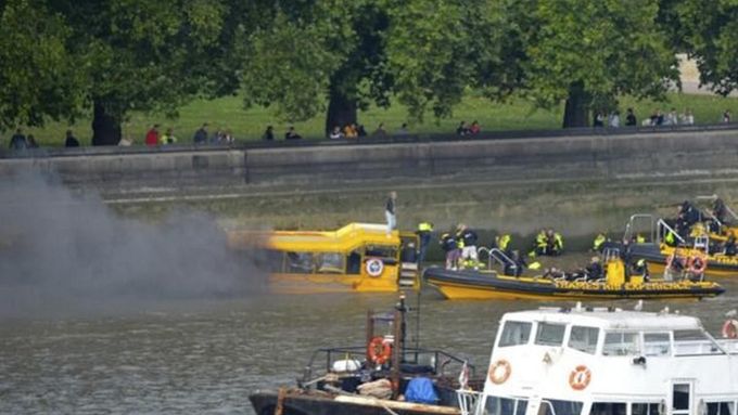 Cestující na hořící lodi se zachránili skokem do řeky Temže.