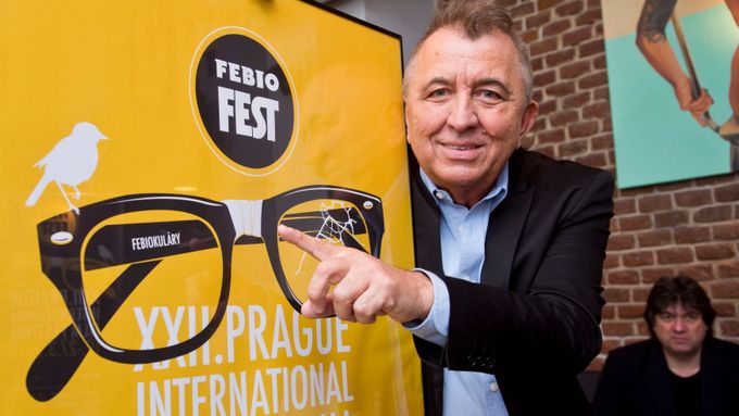 Prezident Febiofestu Fero Fenič ukazuje plakát dvaadvacátého ročníku filmové přehlídky.