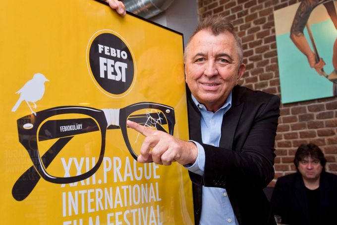 Prezident Febiofestu Fero Fenič ukazuje plakát dvaadvacátého ročníku filmové přehlídky.