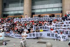 Ojedinělý protest v Číně. Lidé, kteří si měsíce nemohou vybrat úspory, vyšli do ulic