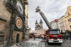 Pražští hasiči využívají k výcviku faktu, že jsou některé památky v metropoli na dva dny uzavřené kvůli školení personálu.