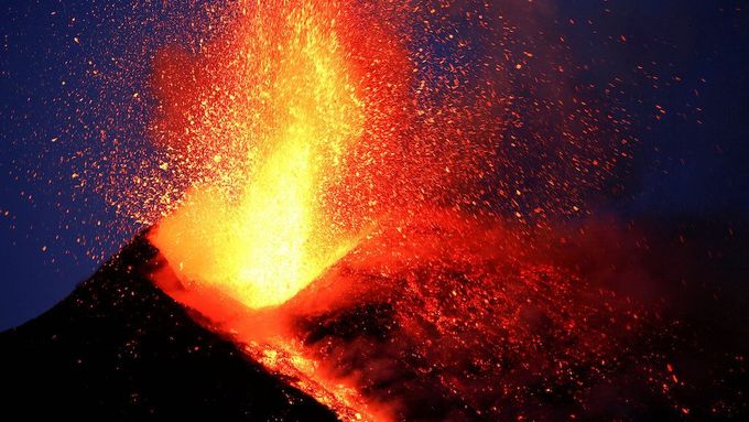 Sicilská sopka Etna znovu chrlí dým a lávu