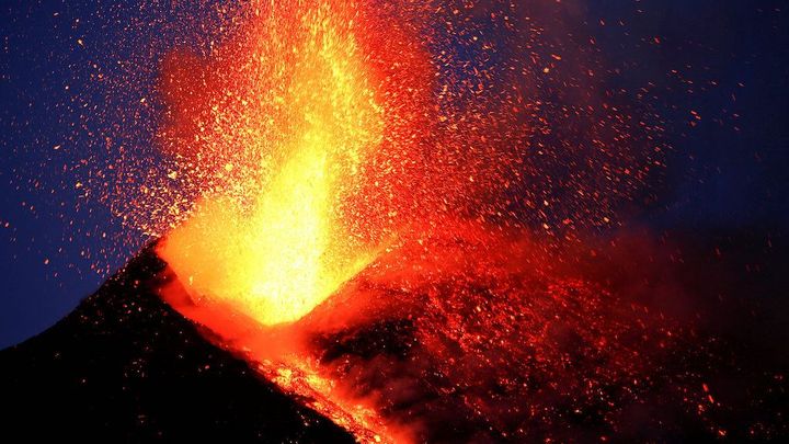 Sicilská sopka Etna znovu chrlí dým a lávu, místní letiště raději zastavilo provoz