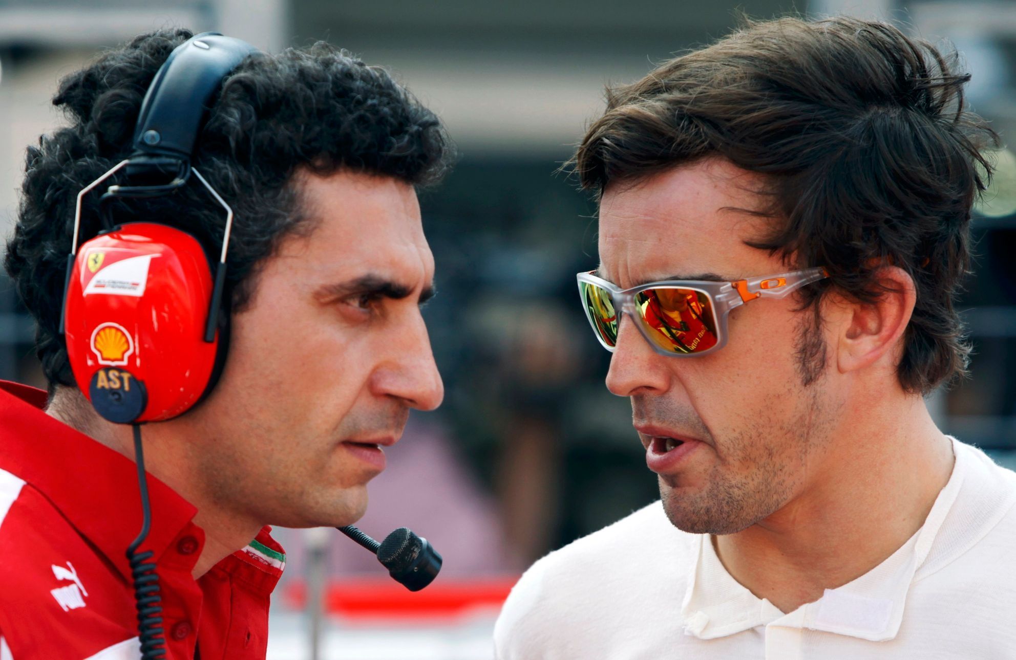 Fernando Alonso debatuje se šéfinženýrem Ferrari Andreou Stellou během VC Japonska