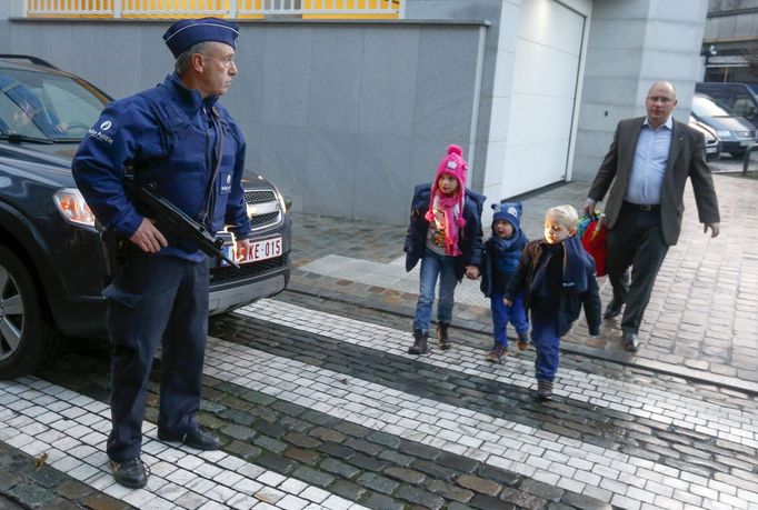 Belgičtí policisté hlídkují u škol, které byly po dvou dnech znovu otevřené.