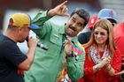 Steak a doutník. Maduro navštívil luxusní restauraci, hladovějící Venezuelci se bouří