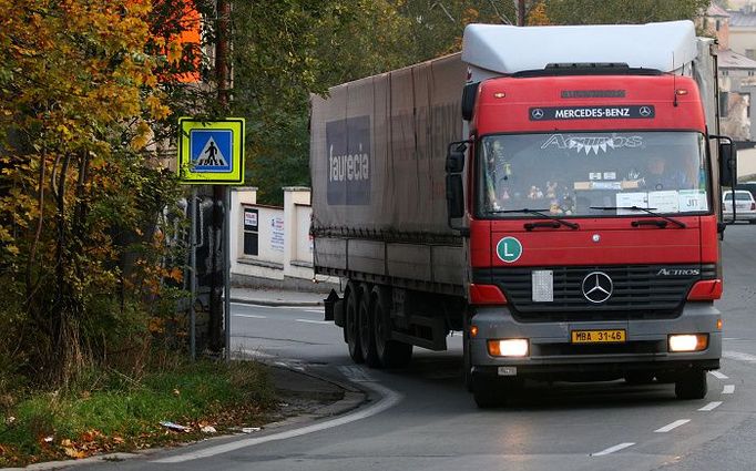 Křižovatka ulic Pražská a Svatovítská nedaleko ZŠ T.G.Masaryka je jednou z nejrušnějších v Mladé Boleslavi. Místní tu prý pamatují hodně ošklivých nehod. Když je odkloněna doprava na dálnici do Prahy, bývá tu ještě větší provoz. Přitom výhled při přechodu silnice není bezpečný.