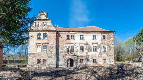 Zámek Luka je na prodej za 2,5 milionu. Sídlila v něm šlechta, od roku 1945 chátrá