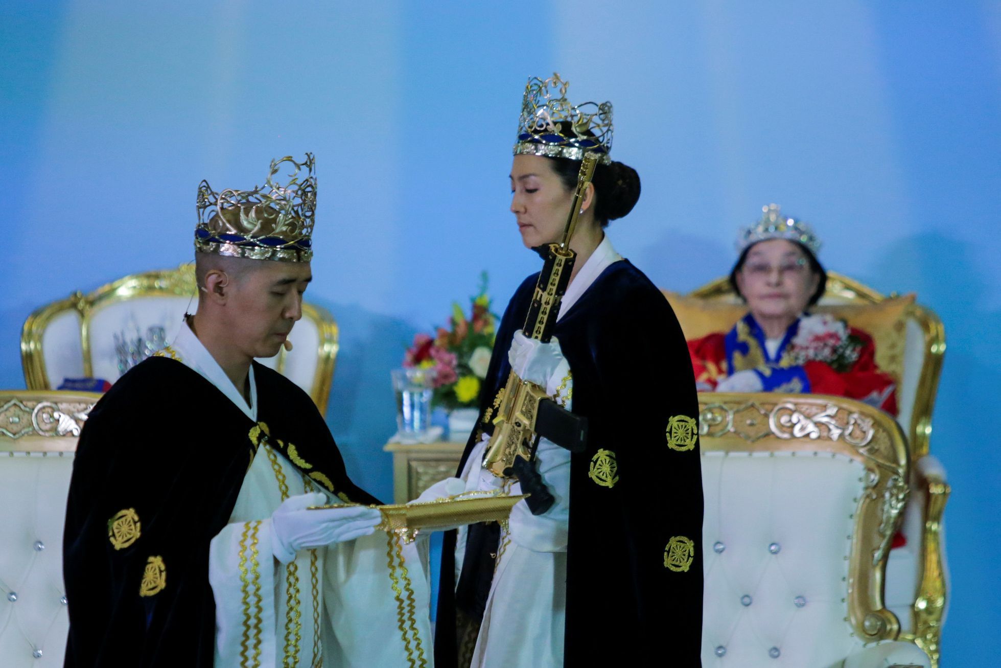 Církev sjednocení uctila na ceremonii zbraň AR-15