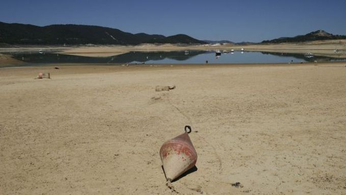 Vyschlá vodní nádrž Entrepenas v centrálním Španělsku.