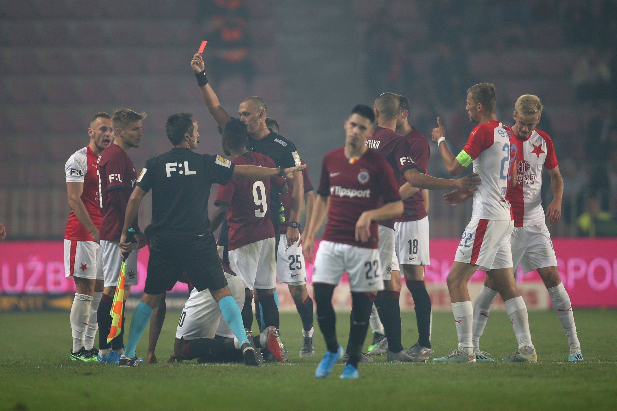 Benjamin Tetteh dostává červenou kartu v derby Sparta - Slavia v 10. kole první ligy