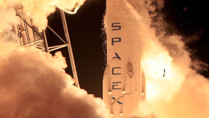 Falcon 9 od společnosti SpaceX při startu.