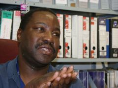 Regis Mtutu přišel do JAR ze Zimbabwe před dvěma lety. Pracuje jako mezinárodní koordinátor kampaní nevládní organizace Treatment Action Campaign