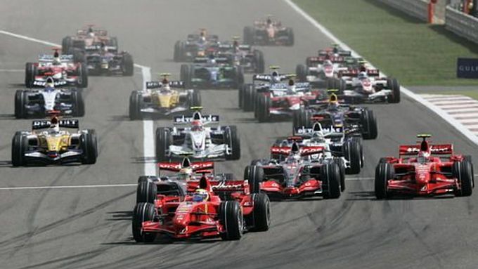 Start Velké ceny Bahrajnu, v čele Felipe Massa s Ferrari.
