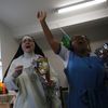 MS 2014, Brazílie-Kolumbie: jeptišky v klášteře Neposkvrněné početí u Sao Paula slaví brazilský gól