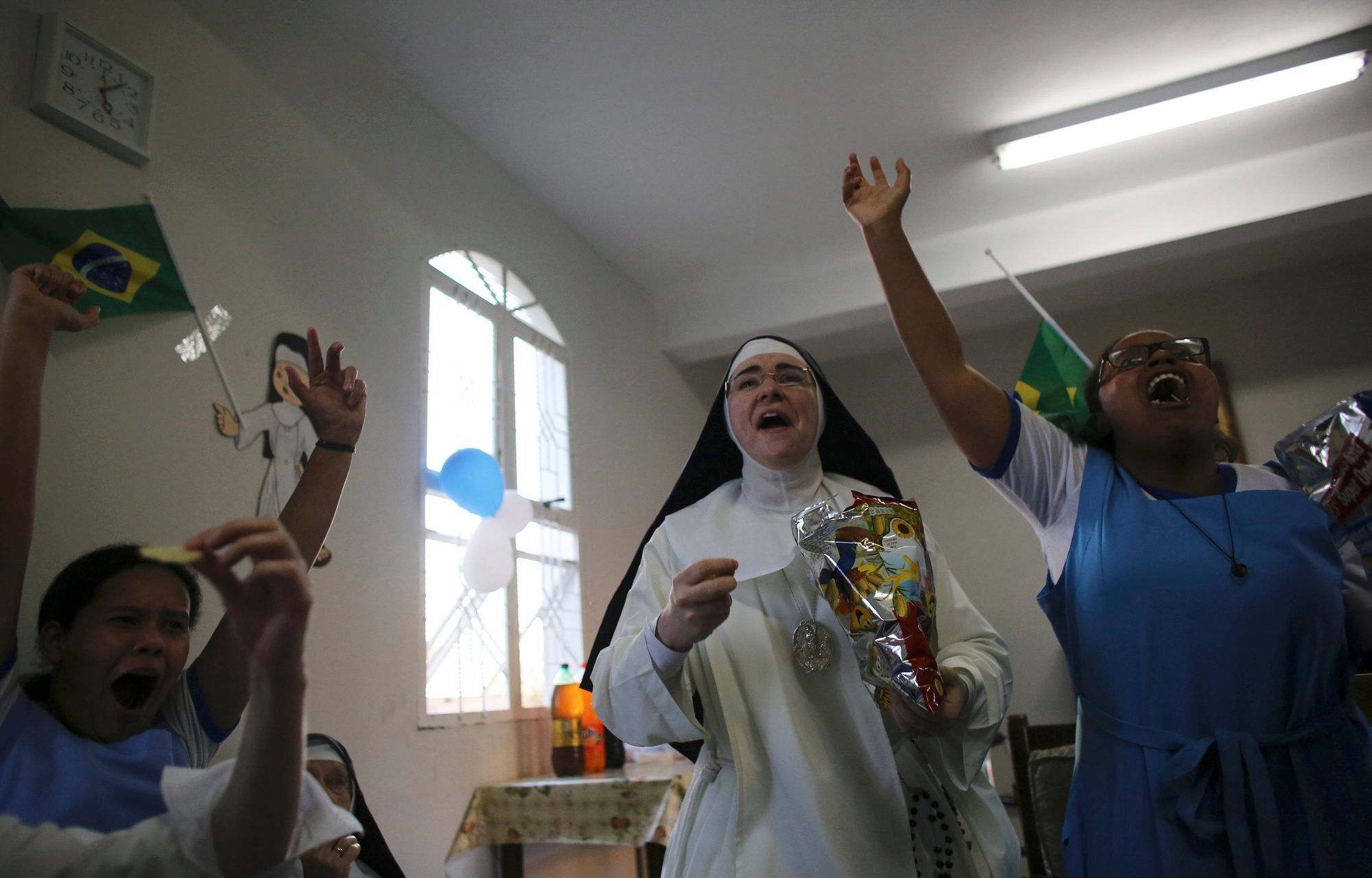 MS 2014, Brazílie-Kolumbie: jeptišky v klášteře Neposkvrněné početí u Sao Paula slaví brazilský gól