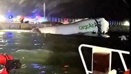 Letadlo skončilo rozlomené, částečně ponořené ve vodě, ale všichni čtyři členové posádky na palubě přežili. Nehoda Boeingu 747 je nejtragičtější letecký incident v tomto finančním centru za více než 25 let.