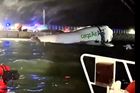 Letadlo skončilo rozlomené částečně ponořené ve vodě, ale všichni čtyři členové posádky na palubě přežili.Nehoda Boeingu 747 je nejtragičtější letecký incident v tomto finančním centru za více než 25 let.