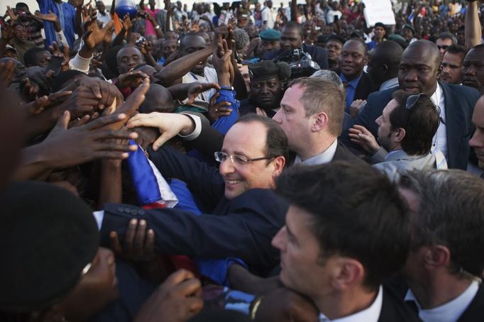 France's President Francois Hollande (C) greets a cheering crowd at Independence Plaza in Bamako, Mali February 2, 2013. France will withdraw its troops from Mali once the Sahel state has restored sovereignty over its national territory and a U.N.-backed African military force can take over from the French soldiers, Hollande said on Saturday. REUTERS/Joe Penney (MALI - Tags: POLITICS CONFLICT) Published: Úno. 2, 2013, 7:48 odp.