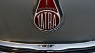 Tatra 600 - detail značky výrobce na přídi vozu.