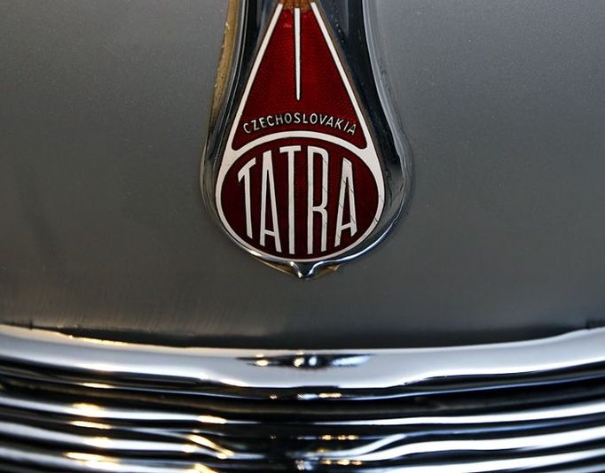 Tatra 600 - detail značky výrobce na přídi vozu.