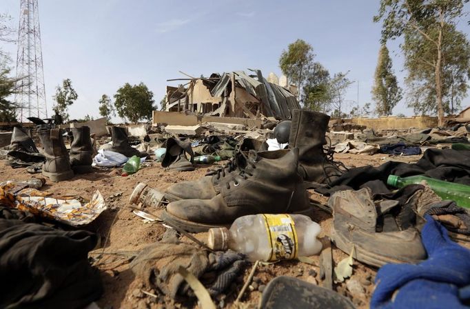 Abandoned uniforms are seen strewn across the ground at the prefecture of the recently liberated town of Konna January 26, 2013. REUTERS/Eric Gaillard (MALI - Tags: CIVIL UNREST CONFLICT MILITARY) Published: Led. 26, 2013, 2:21 odp.