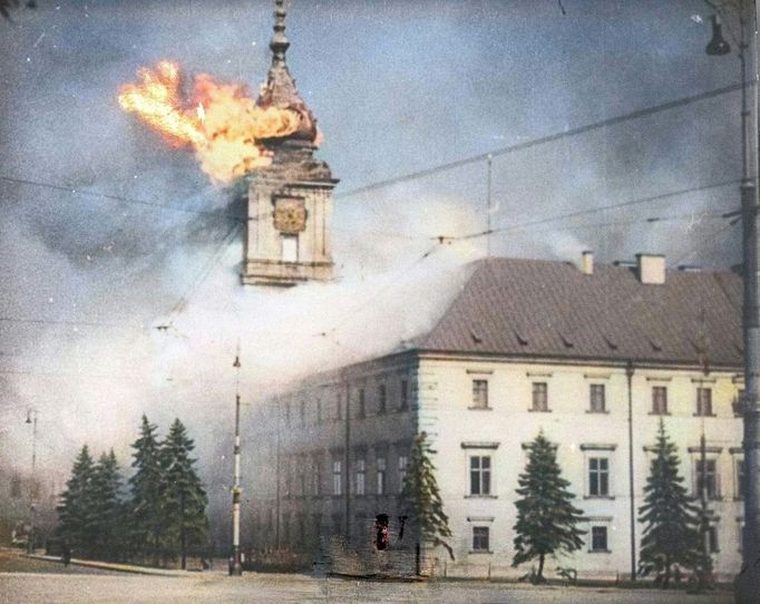 Požár na Královském zámku ve Varšavě po německém ostřelování 17. září 1939 během invaze do Polska. Kolorovaný snímek