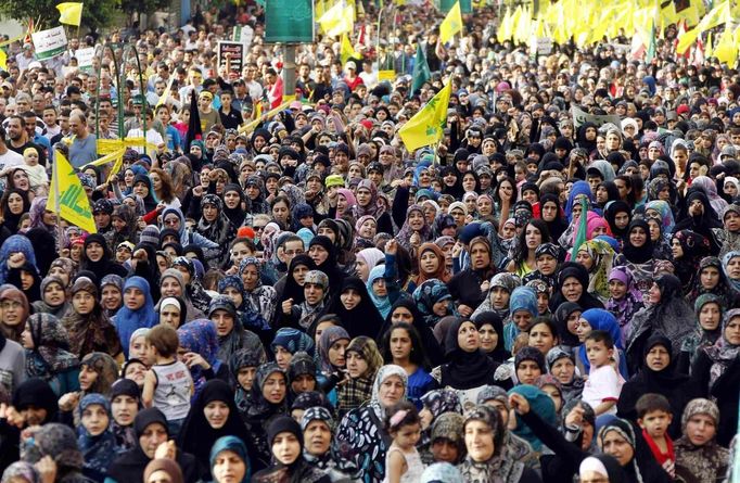 Women supporters of Lebanon's Hezbollah leader Sayyed Hassan Nasrallah wave Hezbollah flags as they march at an anti-U.S. protest in Beirut's southern suburbs September 17, 2012. Lebanon's Hezbollah leader Sayyed Hassan Nasrallah made a rare public appearance on Monday to address tens of thousands of marchers protesting against a film made in the United States that mocks the Prophet Mohammad. Nasrallah has been living in hiding to avoid assassination since Hezbollah fought a month-long war with Israel in 2006. REUTERS/Sharif Karim (LEBANON - Tags: POLITICS CIVIL UNREST RELIGION) Published: Zář. 17, 2012, 6:25 odp.