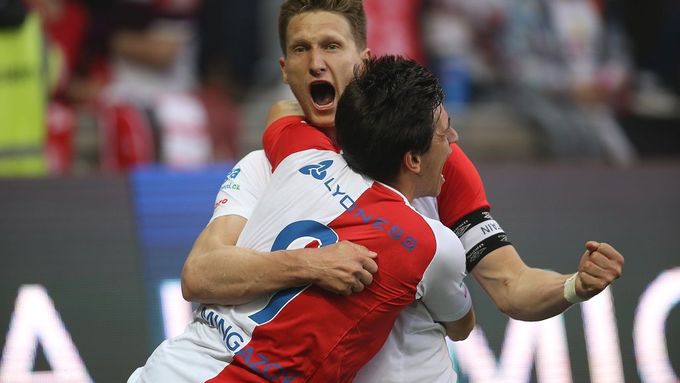 Milan Škoda slaví vyrovnávací gól společně s Ruslanem Mingazovem