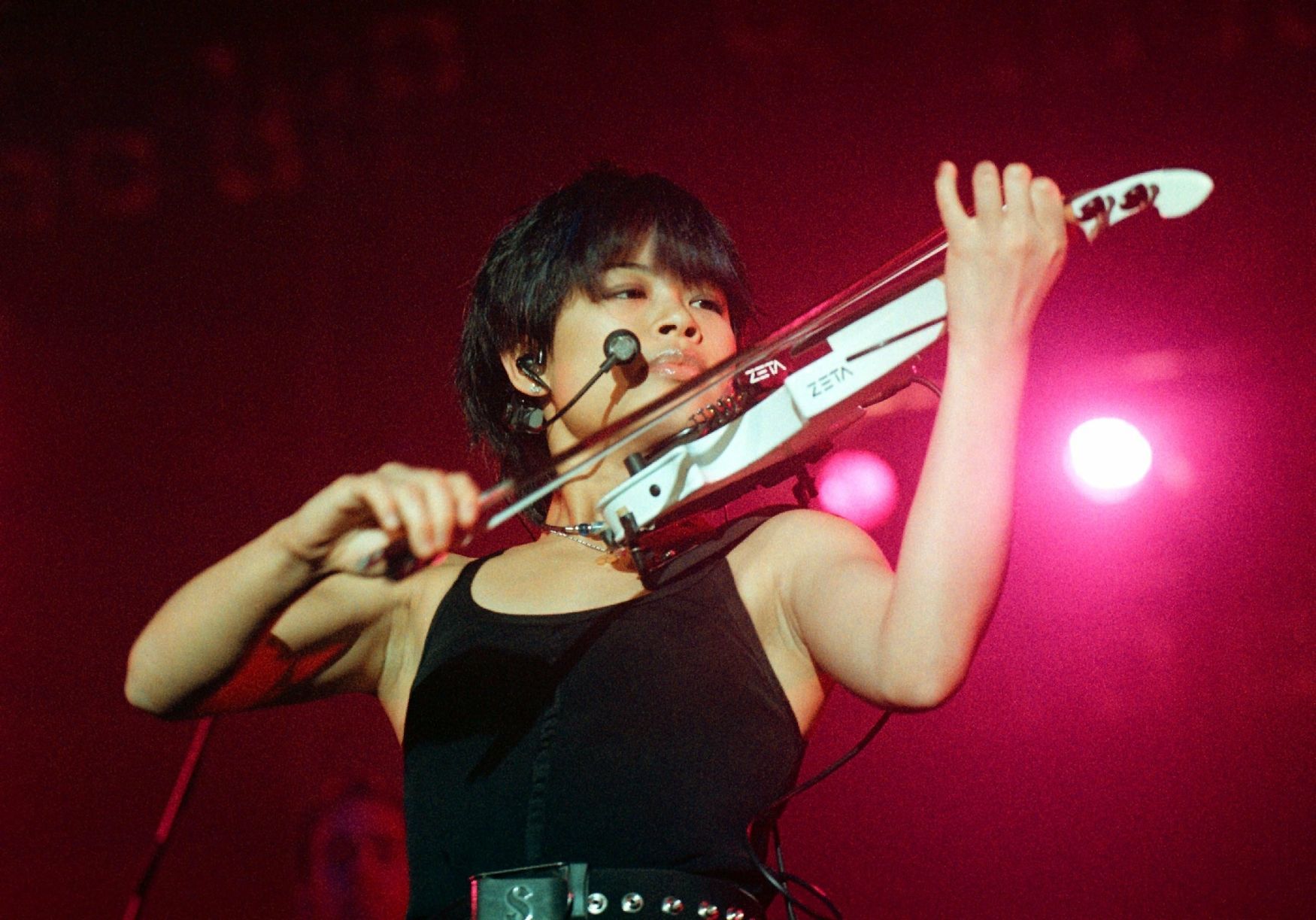 Vanessa Mae koncertuje na stadionu v Edenu (1999)