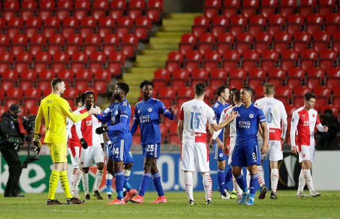 Hráči se zdraví po prvním zápase 2. kola EL Slavia - Leicester