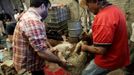 Muslims carry a live sheep before it is slaughtered on the first day of Eid-al-Adha outside Mexico City October 26, 2012. Muslims around the world celebrate Eid al-Adha to mark the end of the Haj by slaughtering sheep, goats, cows and camels to commemorate Prophet Abraham's willingness to sacrifice his son Ismail on God's command. REUTERS/Henry Romero (MEXICO - Tags: RELIGION) Published: Říj. 27, 2012, 12:51 dop.