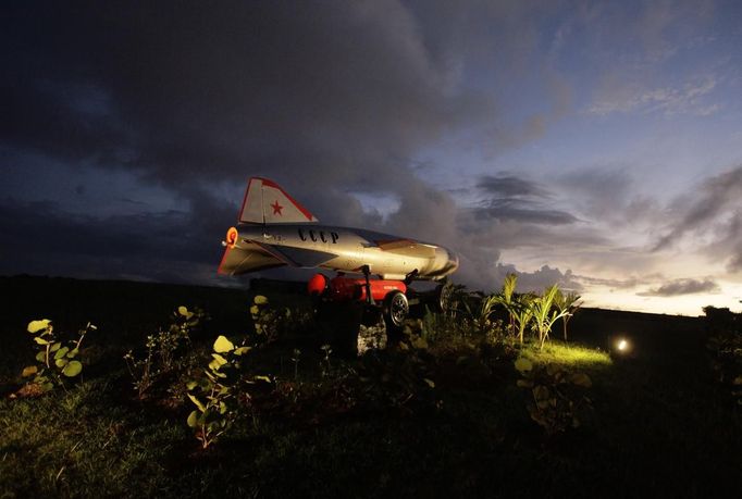A deactivated missile is displayed at a site with Soviet-made Cold War relics at La Cabana fortress in Havana October 15, 2012. The 13-day missile crisis began on Oct. 16, 1962, when then-President John F. Kennedy first learned the Soviet Union was installing missiles in Cuba, barely 90 miles (145 km) off the Florida coast. After secret negotiations between Kennedy and Soviet Premier Nikita Khrushchev, the United States agreed not to invade Cuba if the Soviet Union withdrew its missiles from the island. REUTERS/Desmond Boylan (CUBA - Tags: POLITICS MILITARY ANNIVERSARY SOCIETY) Published: Říj. 16, 2012, 3:28 dop.