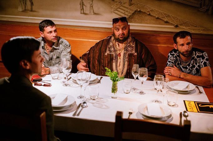 Julius Oračko jako Rado Grundza, Marek Milko coby starej Grundza a Karel Oračko.