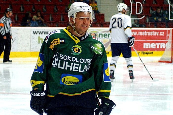 Český hokejista Tomáš Rohan v dresu HC Energie Karlovy Vary.