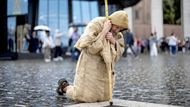 Vatikán: ticho a napětí na Svatopetrském náměstí, muž v modlitbě klečí během slavnostní mše, zatímco celý svět sleduje volbu nového papeže.