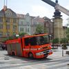 V centru Ostravy se do země propadlo hasičské auto