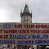 demonstrance k 25.únoru na balkóně