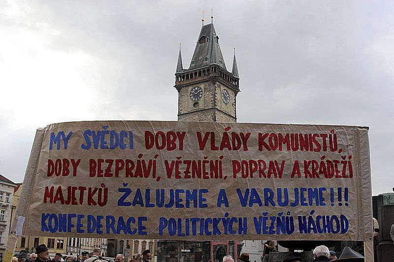 demonstrance k 25.únoru na balkóně