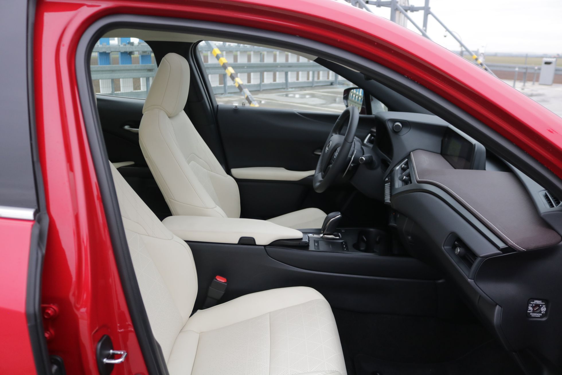 Lexus UX300e elektromobil