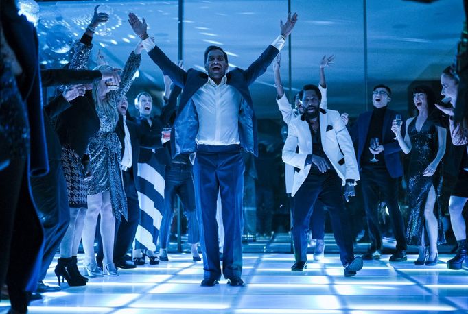 Aziz Ansari jako Arij ve filmu Boží úlet.