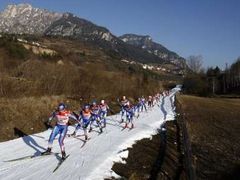 Běžkyně na lyžích šplhají do kopce při finálovém závodě Tour de Ski ve Val di Fiemme.