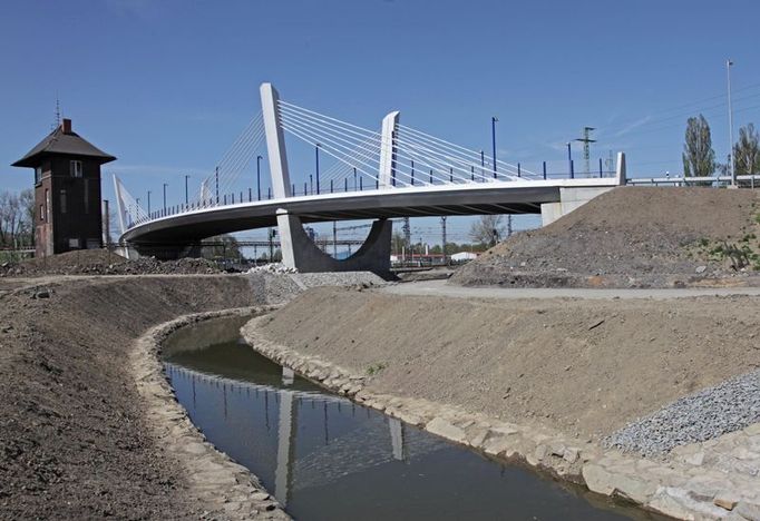 42. Most na silnici I/67 v km 0,360 přes Bohumínskou stružku, trať ČD a ul. J. Palacha   Autor: Stráský, Hustý a partneři s.r.o., Pavel Kolenčík, Jiří Stráský Autorizovaná osoba, vedoucí projektant: Lenka Zapletalová Autorizovaná osoba, stavbyvedoucí: Martin Mohler Dodavatel: FIRESTA - Fišer, rekonstrukce, stavby a.s. Investor: Ředitelství silnic a dálnic ČR, Správa Brno Přihlašovatel: Stráský, Hustý a partneři s.r.o.