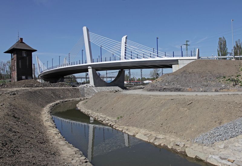 42. Most na silnici I/67 v km 0,360 přes Bohumínskou stružku, trať ČD a ul. J. Palacha